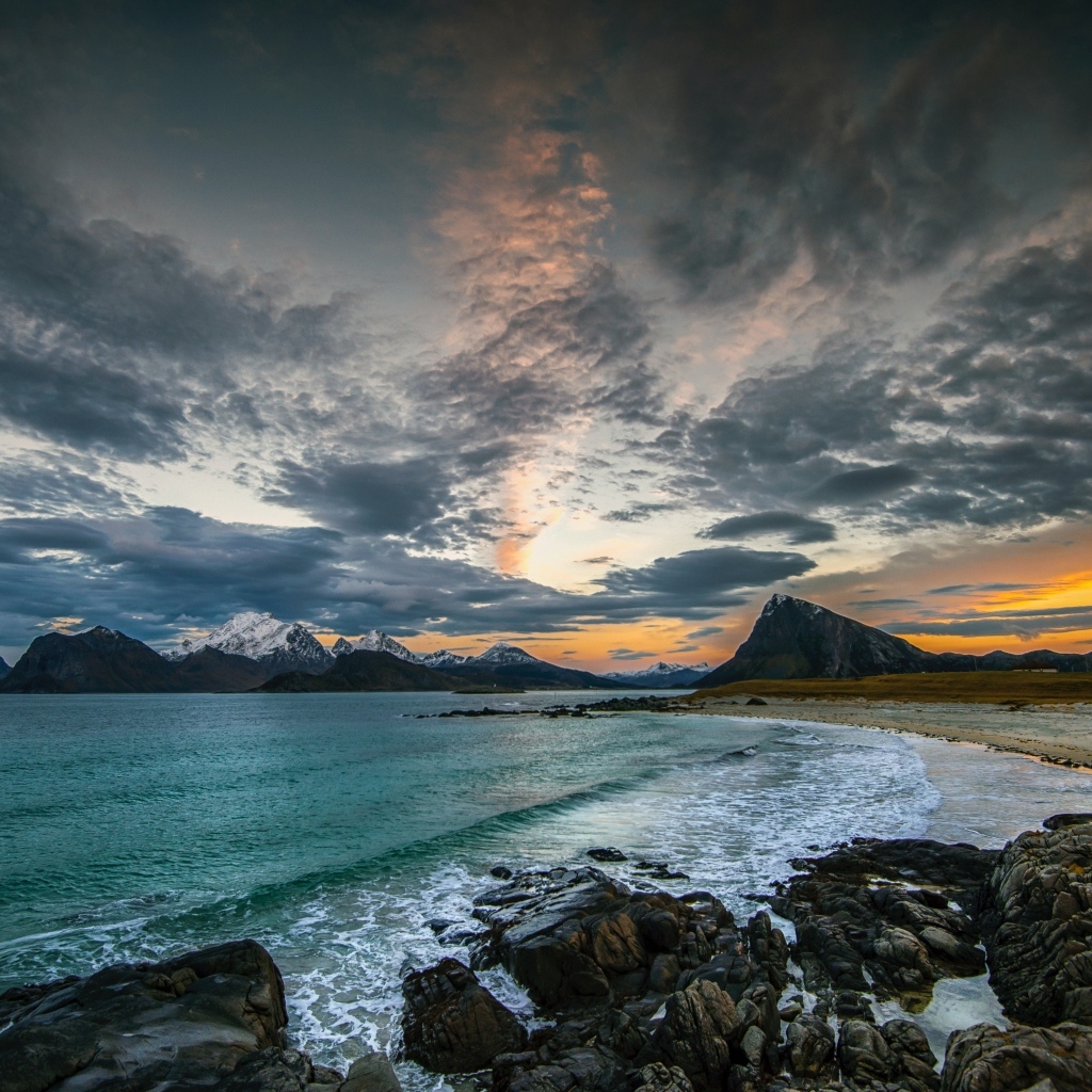 Черные облака над водой океана