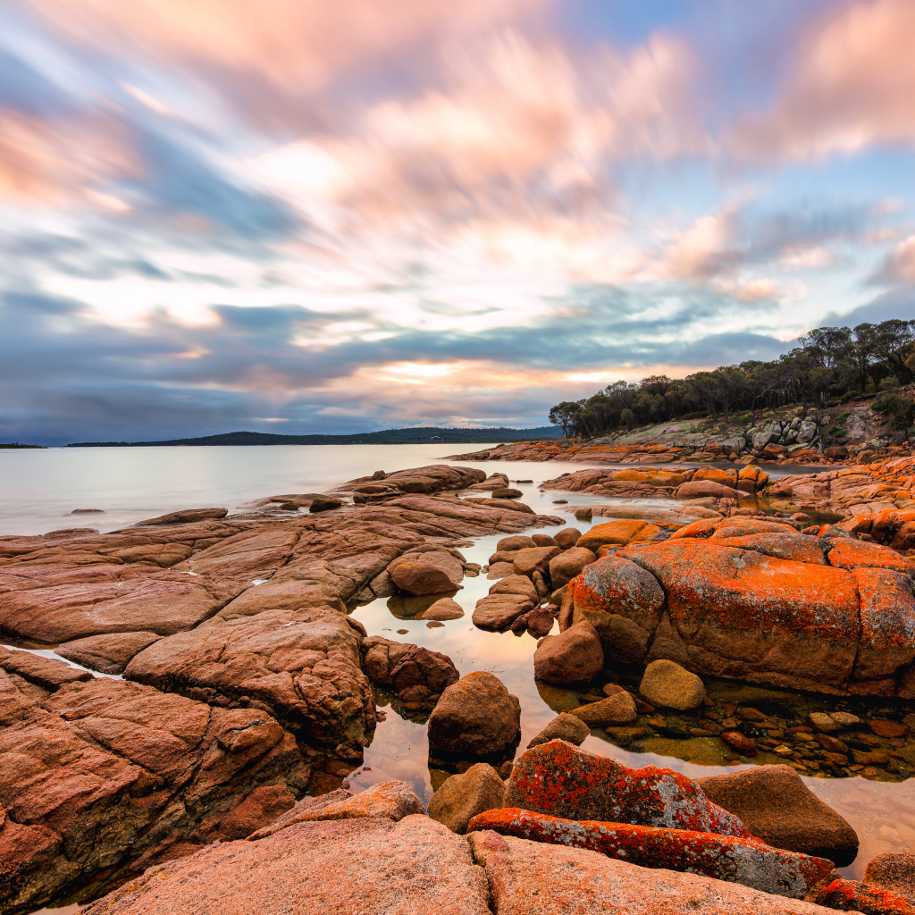 Большие камни на морском побережье