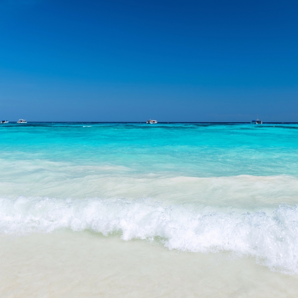 Бирюзовый океан с белыми волнами