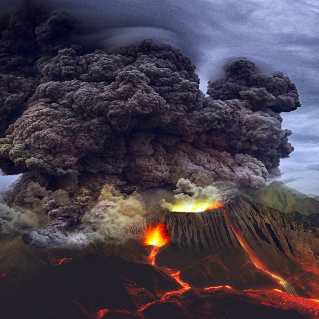 Страшный черный дым над извергающимся вулканом