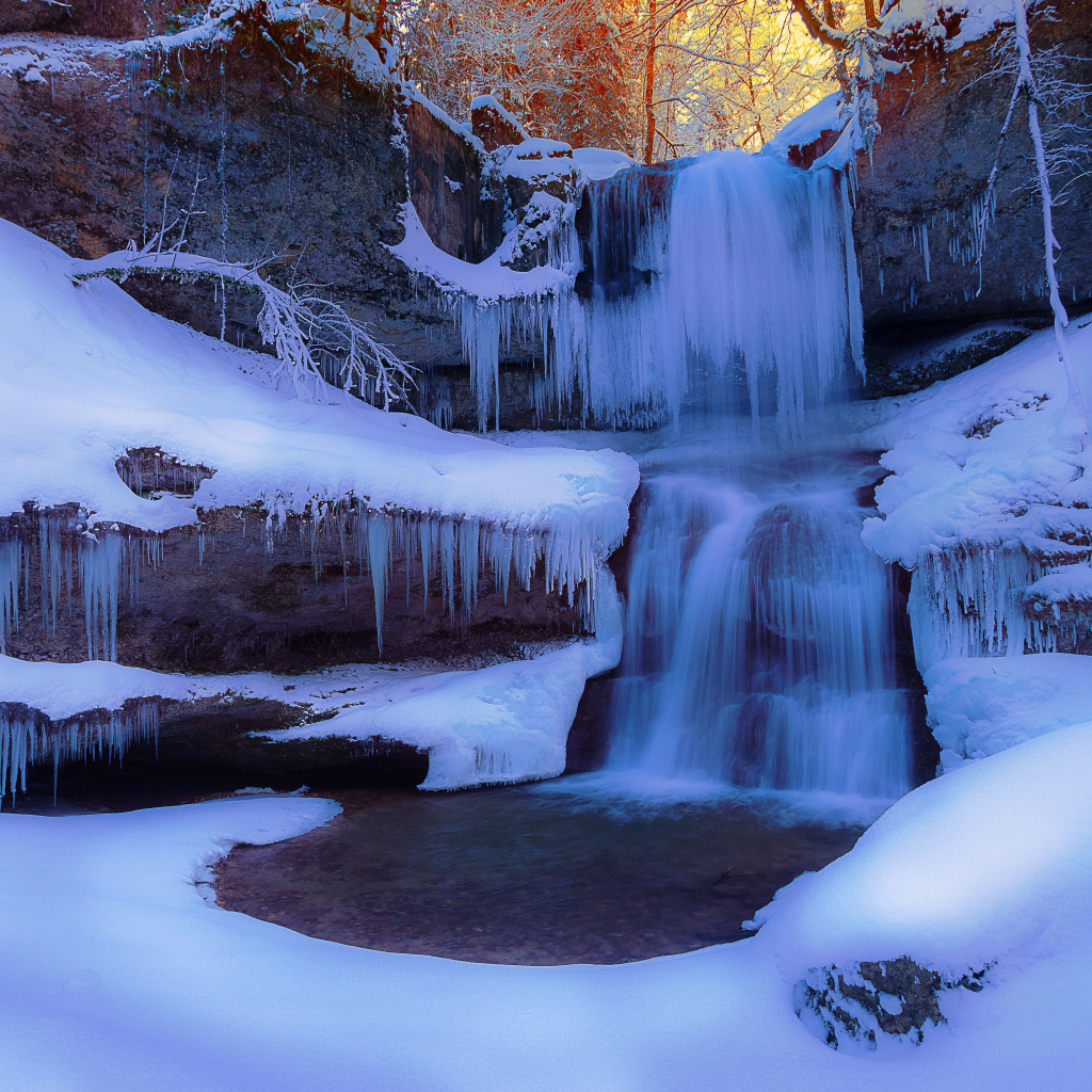 Заледеневший водопад на скале зимой