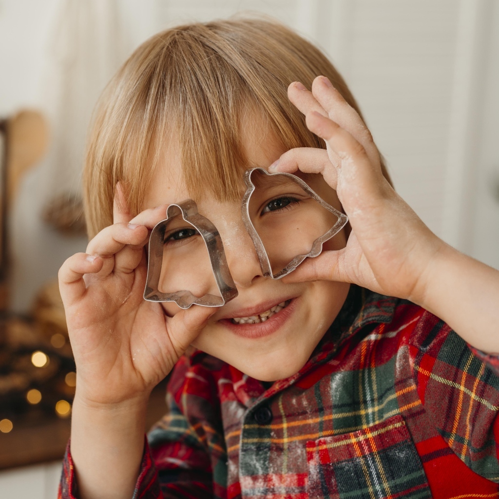 Ребенок с формочками для печенья в руках