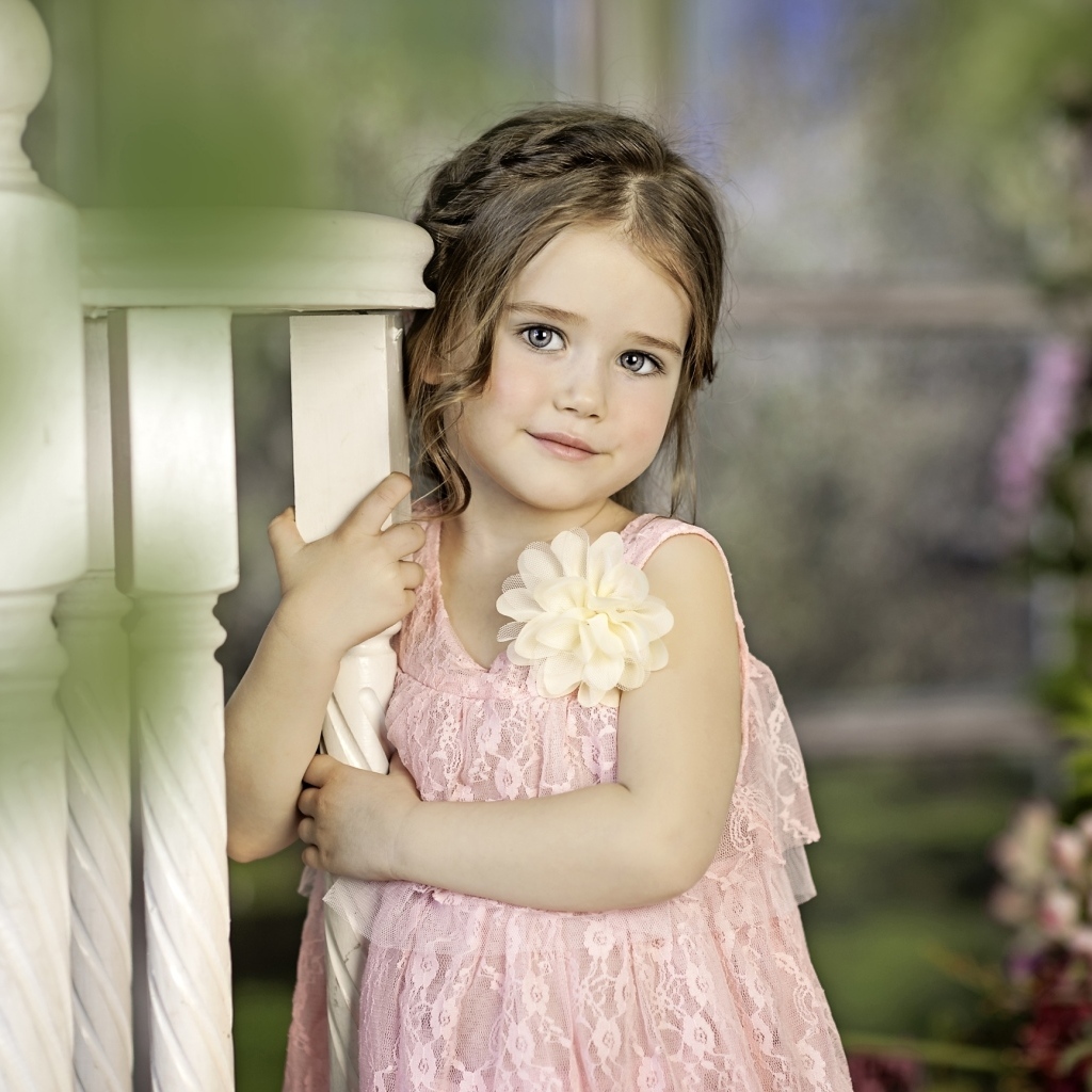 Милая маленькая девочка в розовом платье
