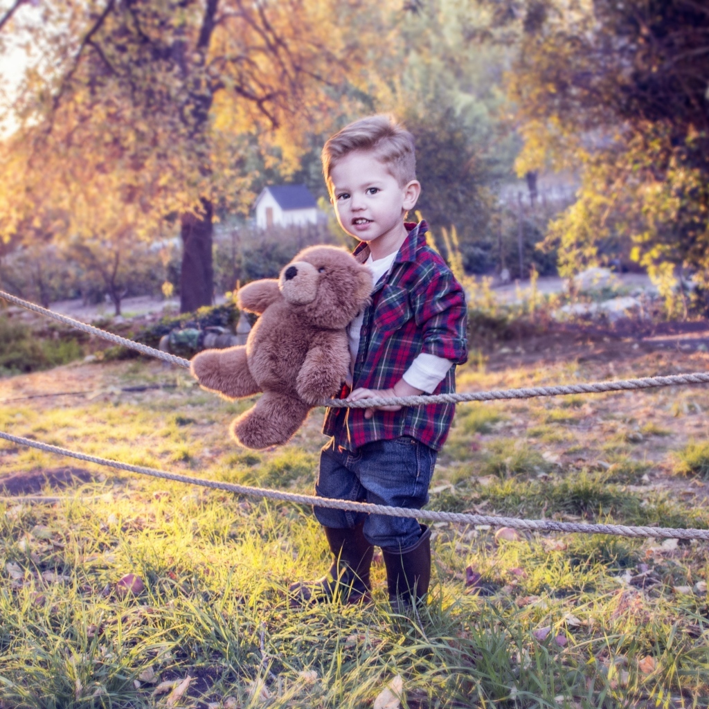 Маленький красивый мальчик с игрушкой