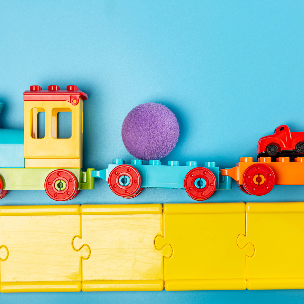 Игрушечный поезд на голубом фоне