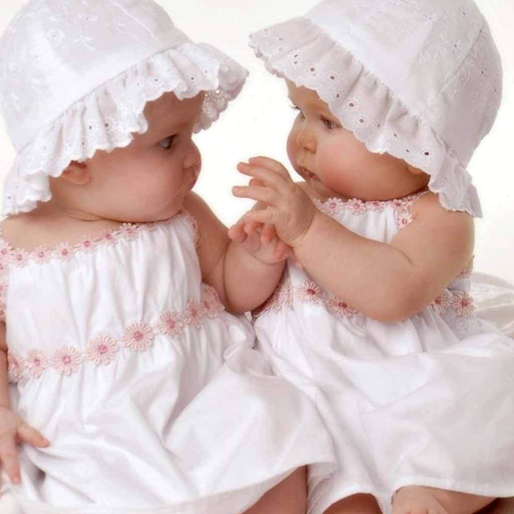 Две маленькие девочки в белых нарядах