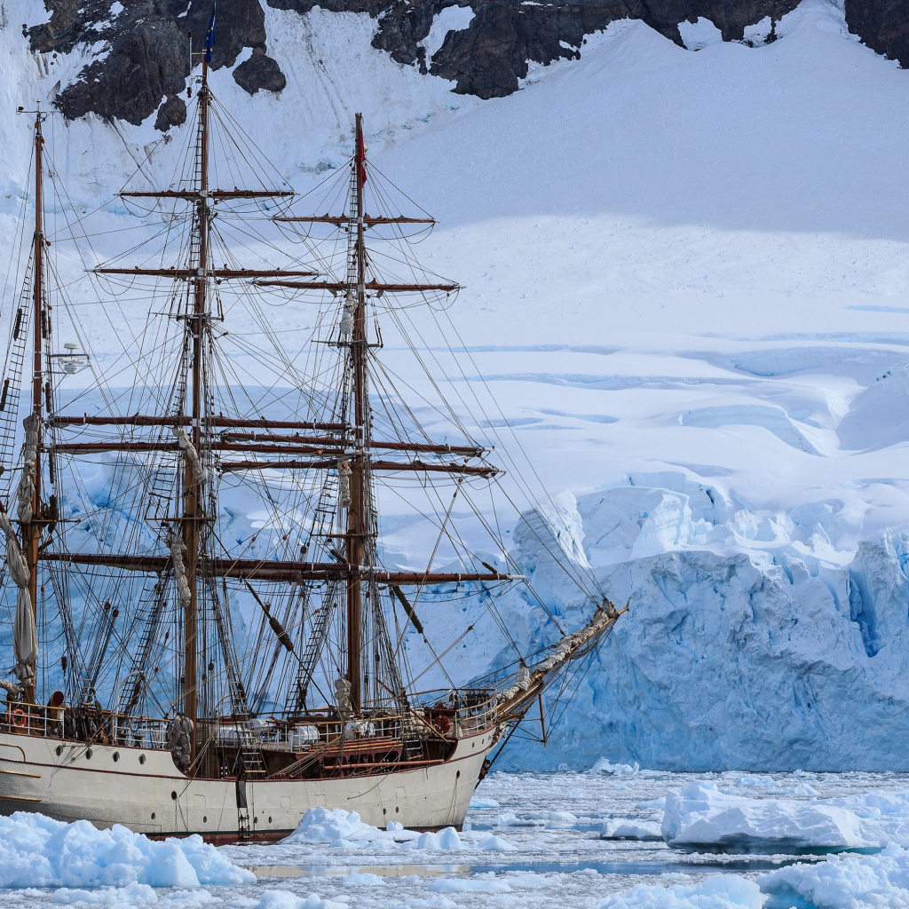 Большое парусное судно в заледеневшем озере