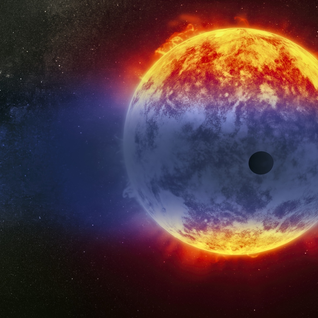 Маленькая планета на фоне солнца