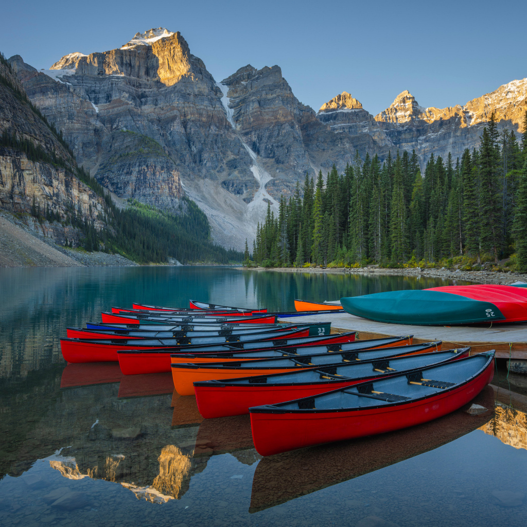 Лодки стоят на берегу у гор, Канада