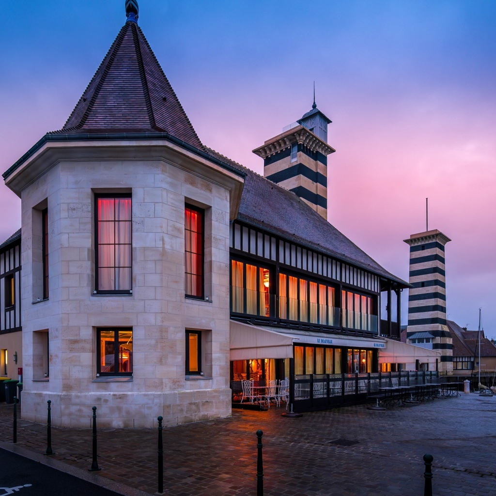 Красивое здание в городе, Франция