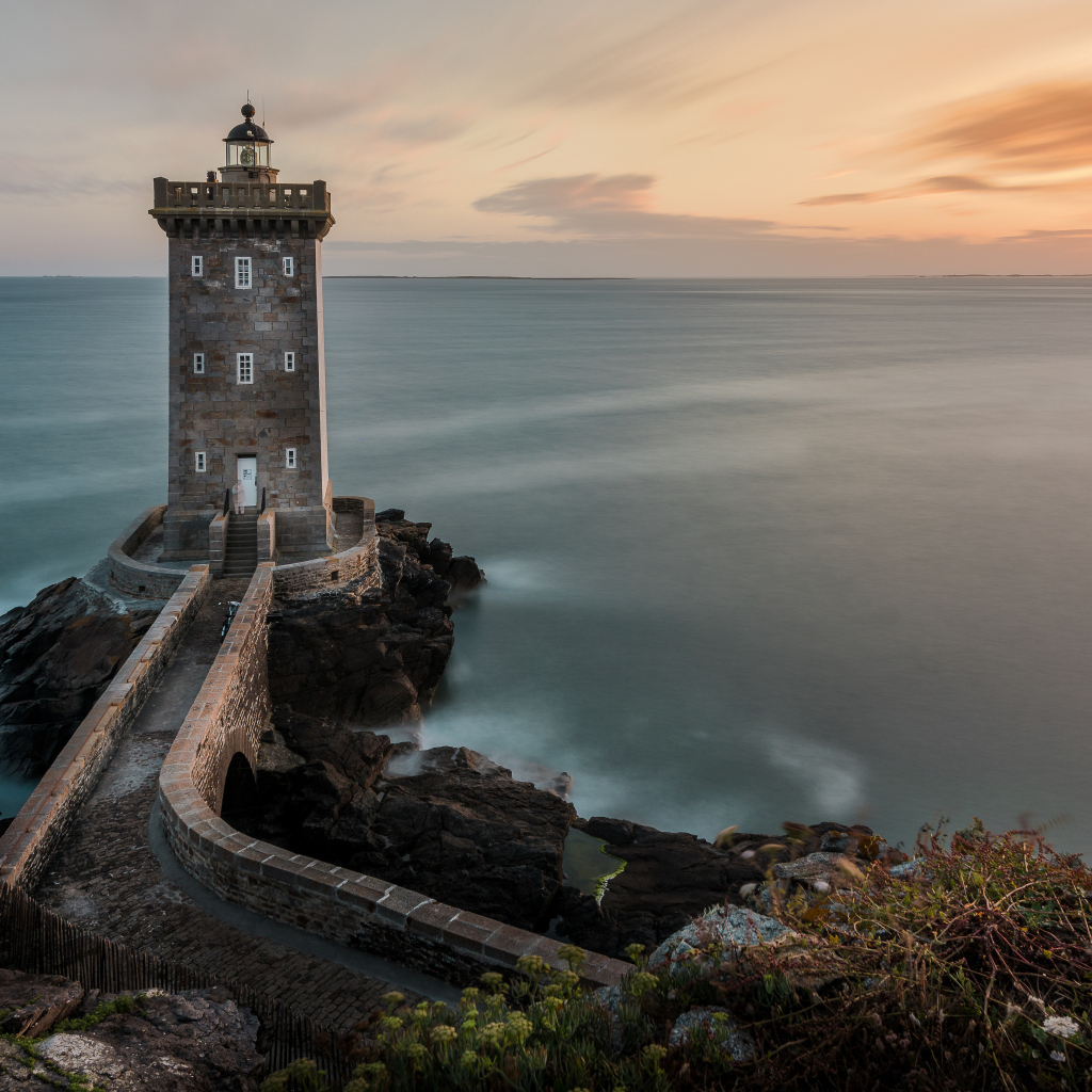 Маяк Керморван на берегу, Франция