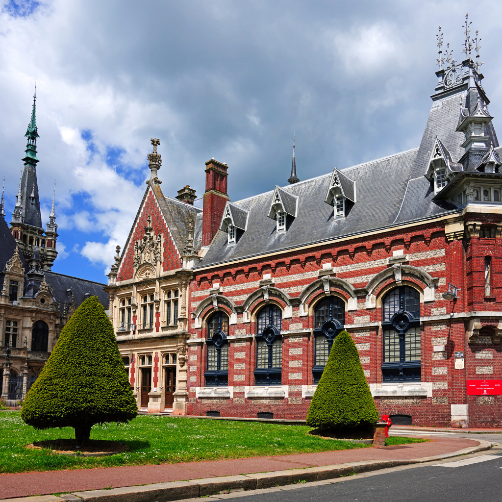 Газон у старинного здания, Франция