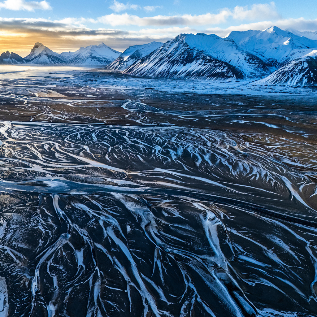 Заледеневшая река у подножия гор, Исландия