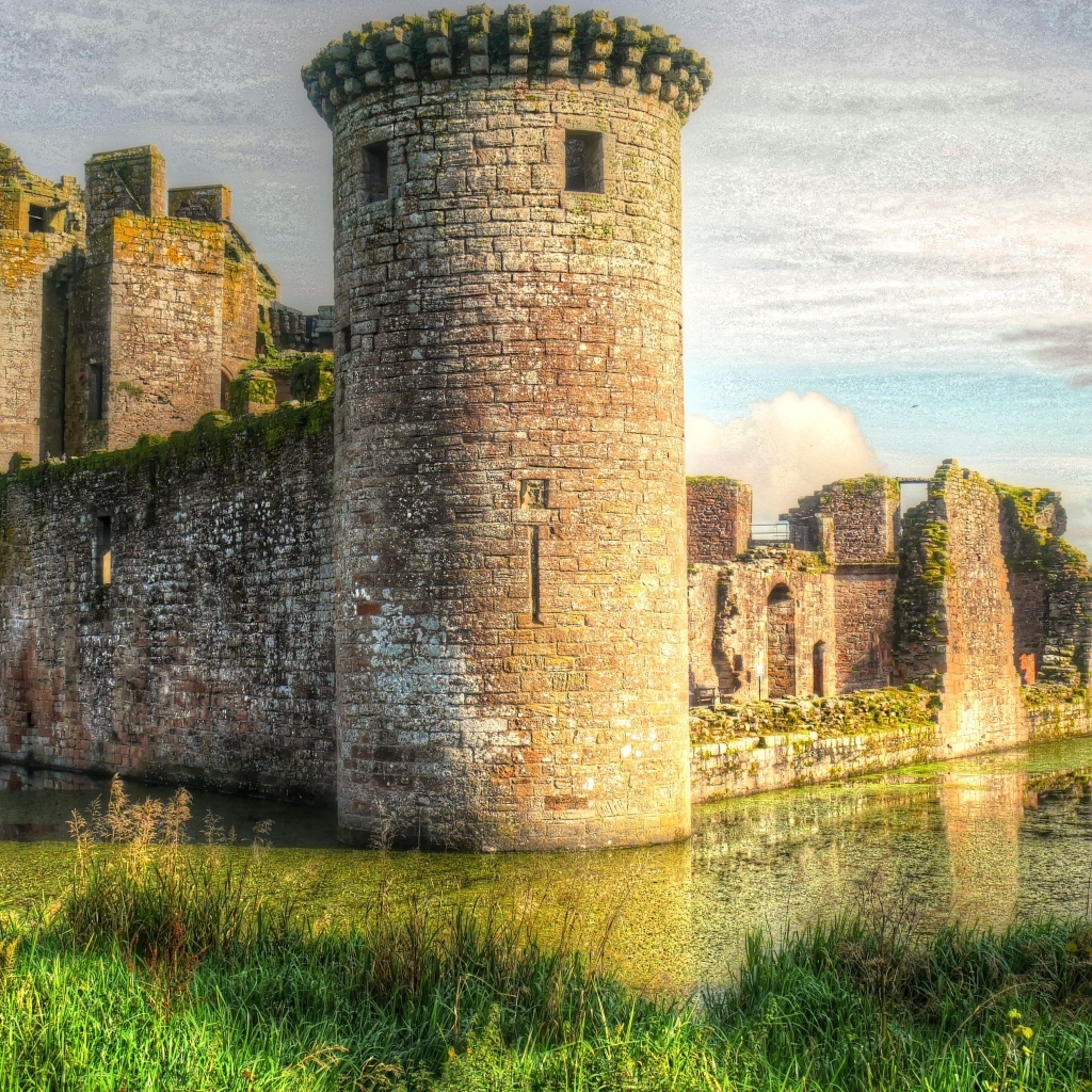 Старинный замок у пруда, Шотландия