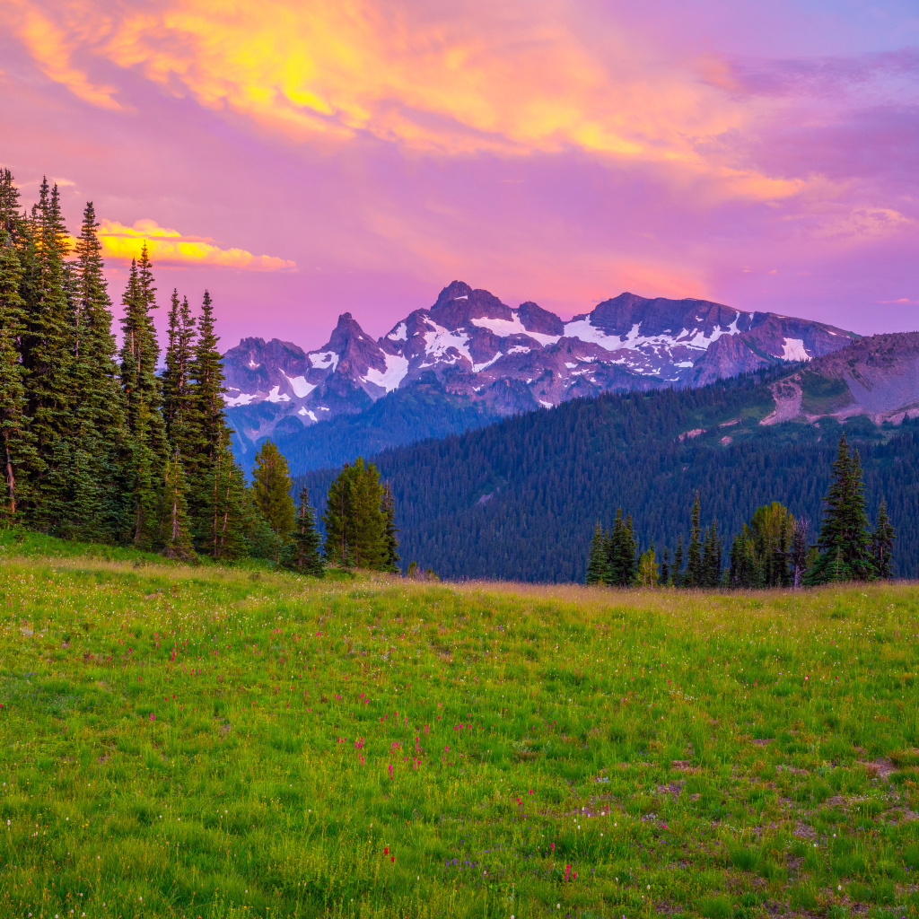 Красный закат в горах, США