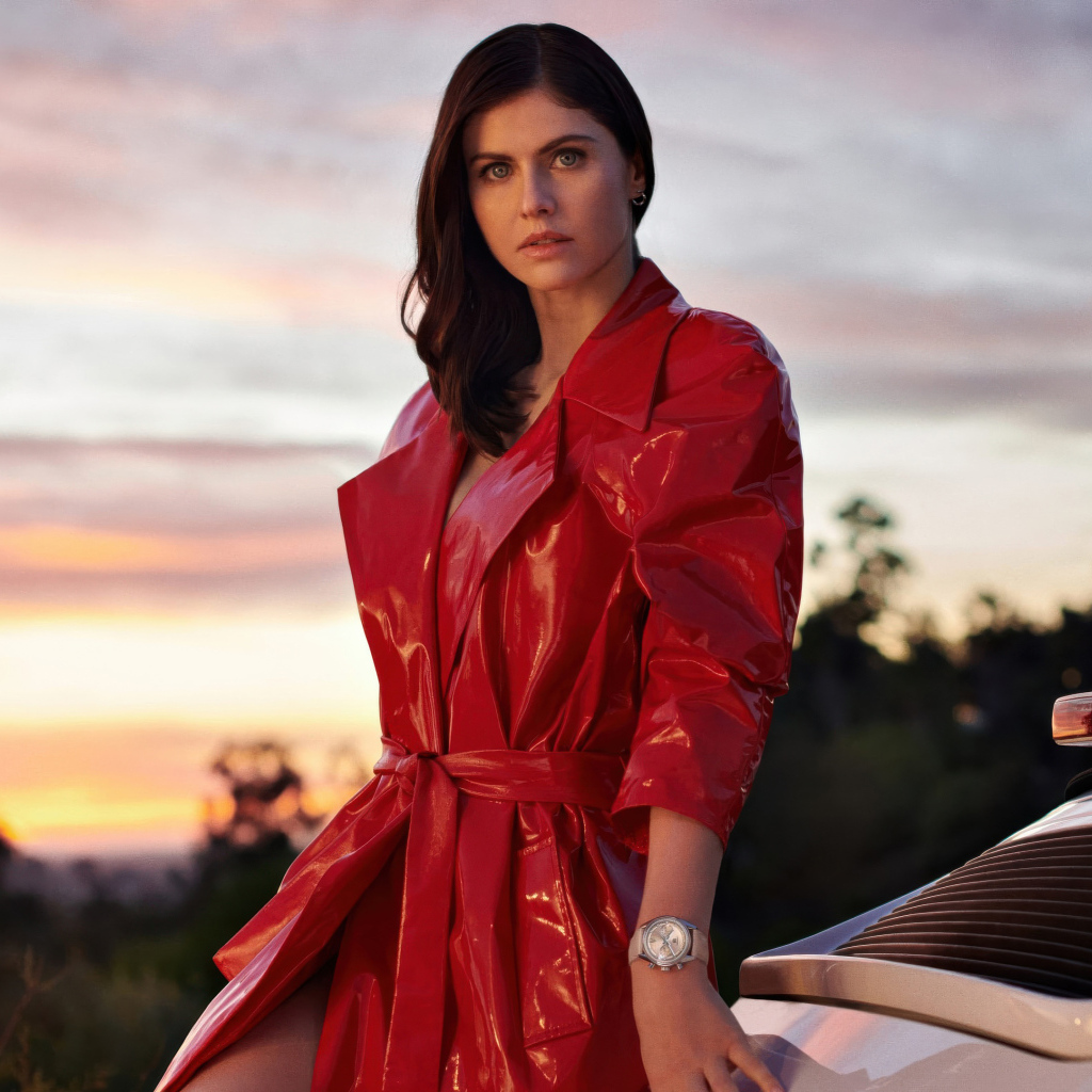 Актриса Александра Даддарио в красном плаще у автомобиля