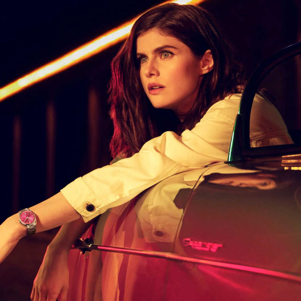 Актриса Александра Даддарио сидит в автомобиле