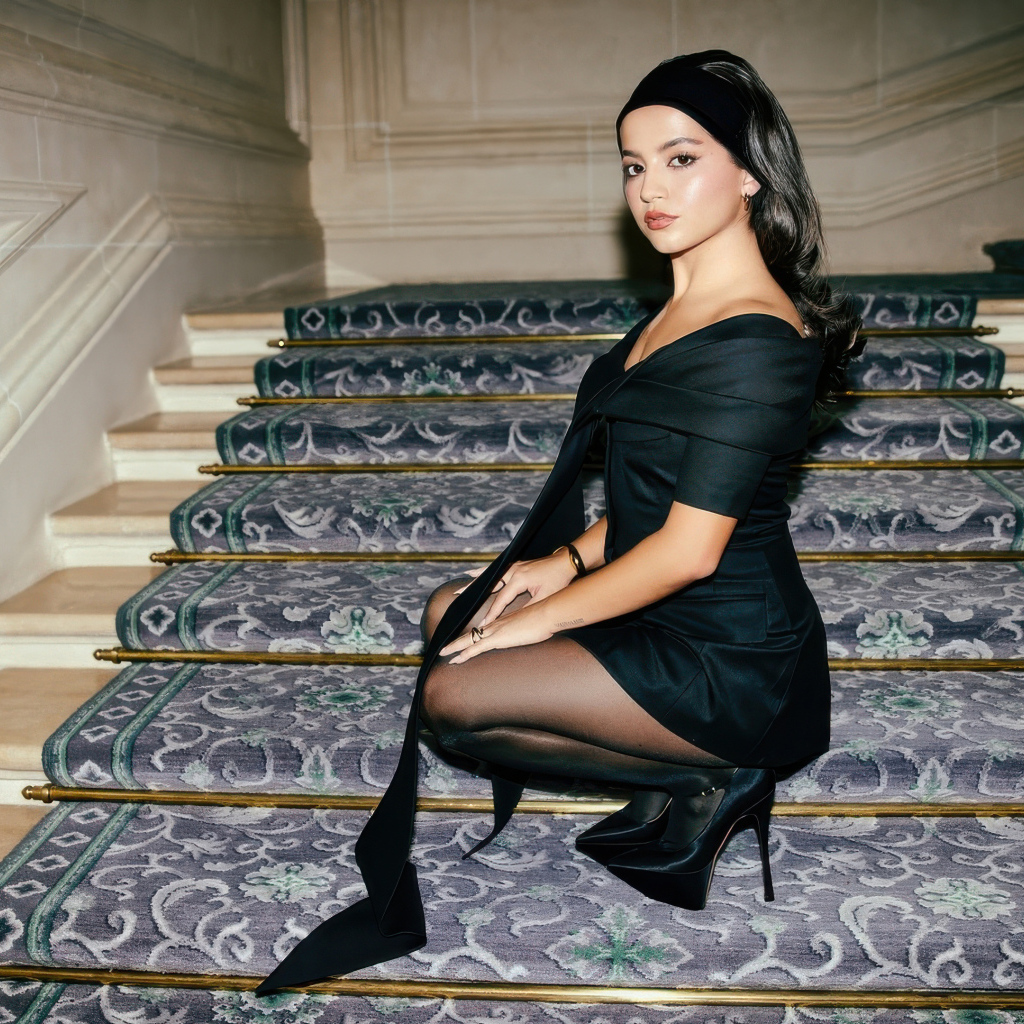 Актриса Изабела Мерсед в черном платье на ступенях