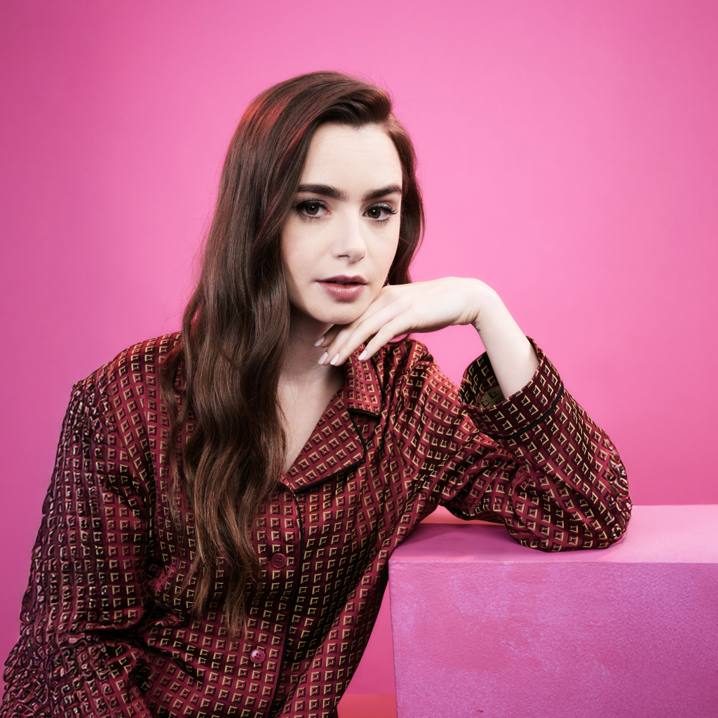 Актриса Лили Коллинз в пижаме в розовой комнате