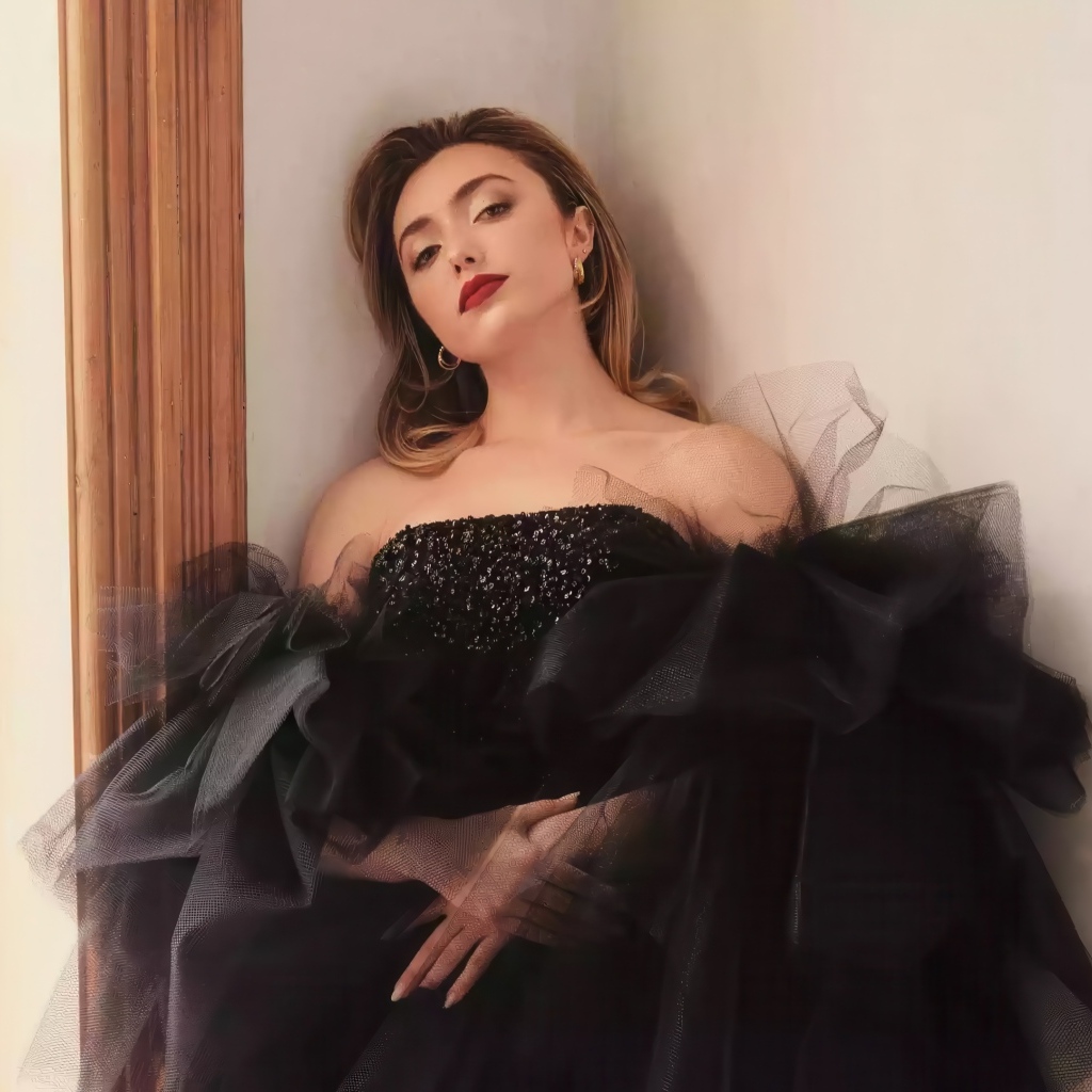 Актриса Пейтон Рой Лист в черном платье стоит у стены