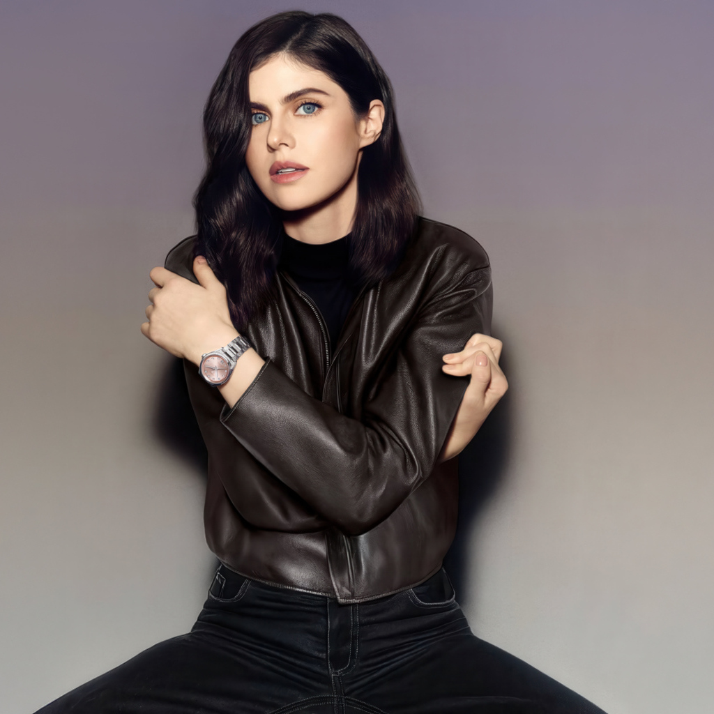 Американская актриса Александра Даддарио в черной куртке на фоне серой стены