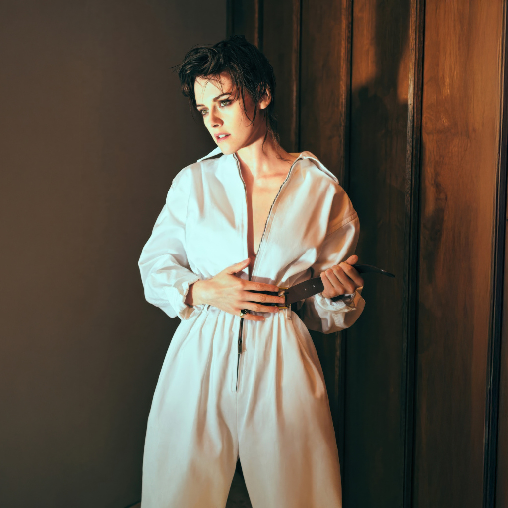 Американская актриса Кристен Стюарт в белом комбинезоне у стены