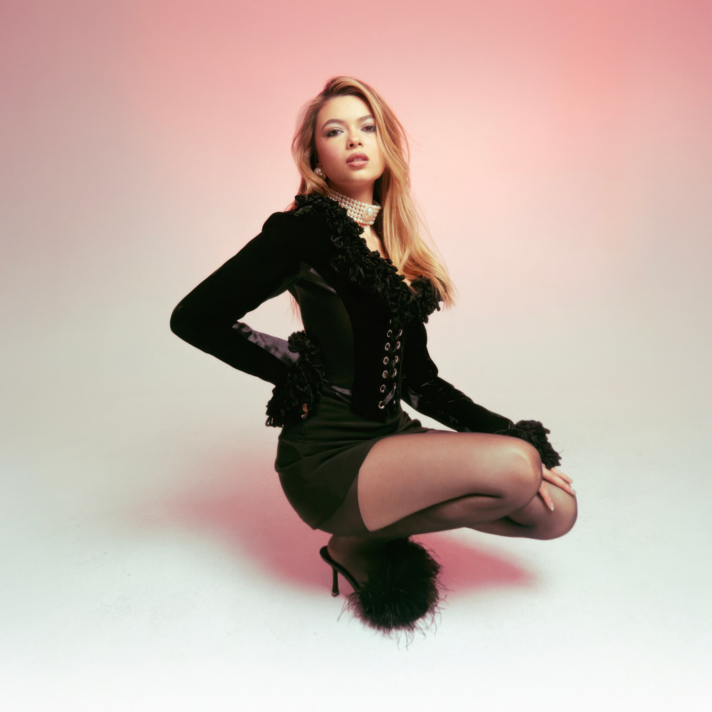 Американская актриса Никки Хан в черном костюме