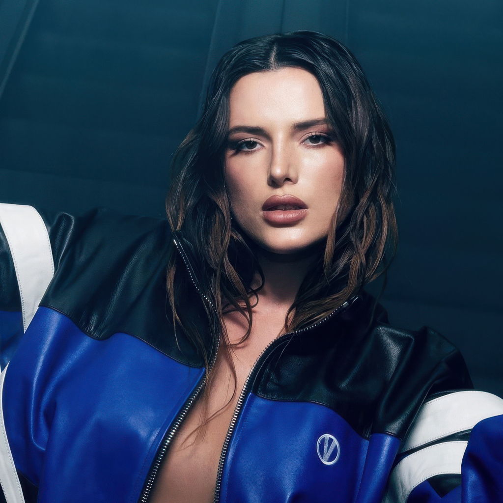 Красивая актриса Белла Торн в кожаной куртке