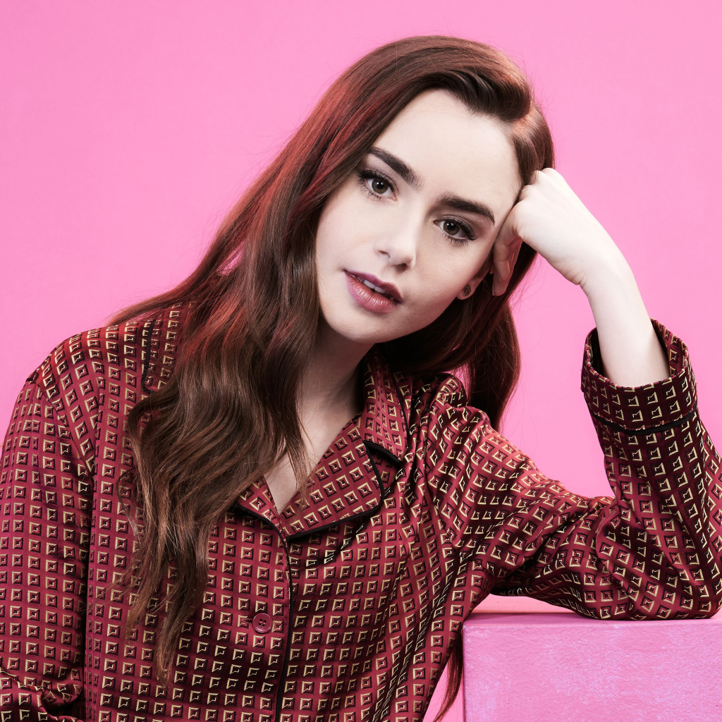 Красивая актриса Лили Коллинз в розовой комнате