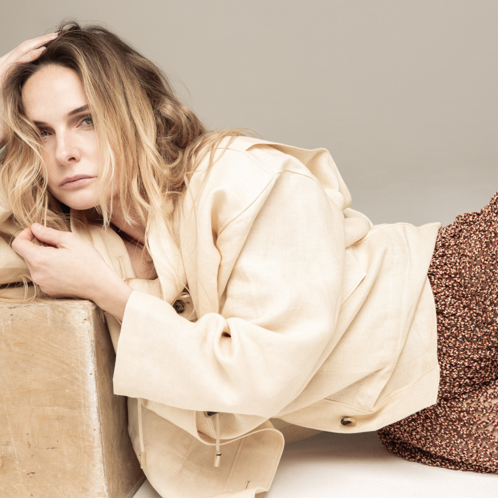 Блондинка актриса Ребекка Фергюсон на сером фоне