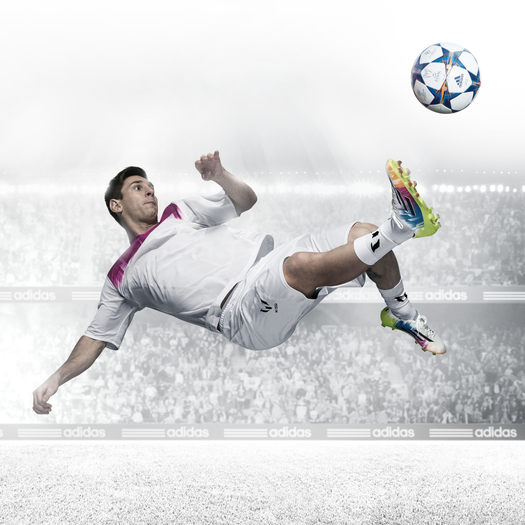 Футболист Месси отбивает мяч