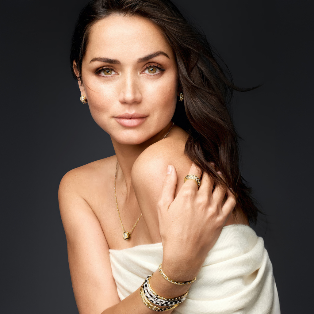 Нежная кареглазая девушка актриса Ана де Армас