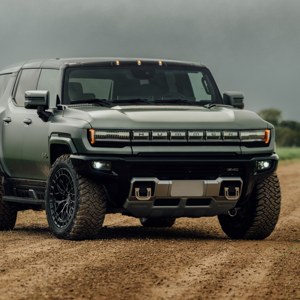 Большой Hummer Electric Pickup на поле