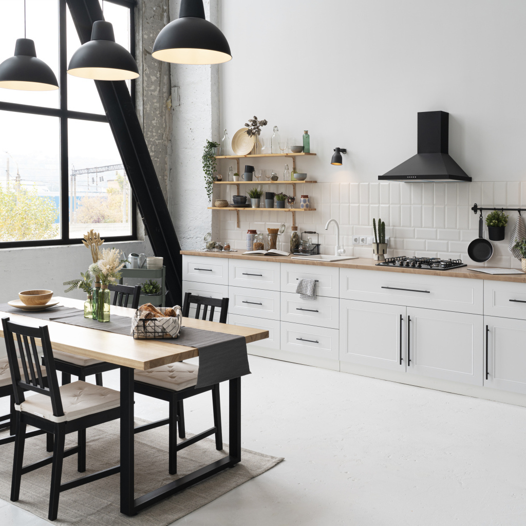 Большая светлая кухня с большим столом