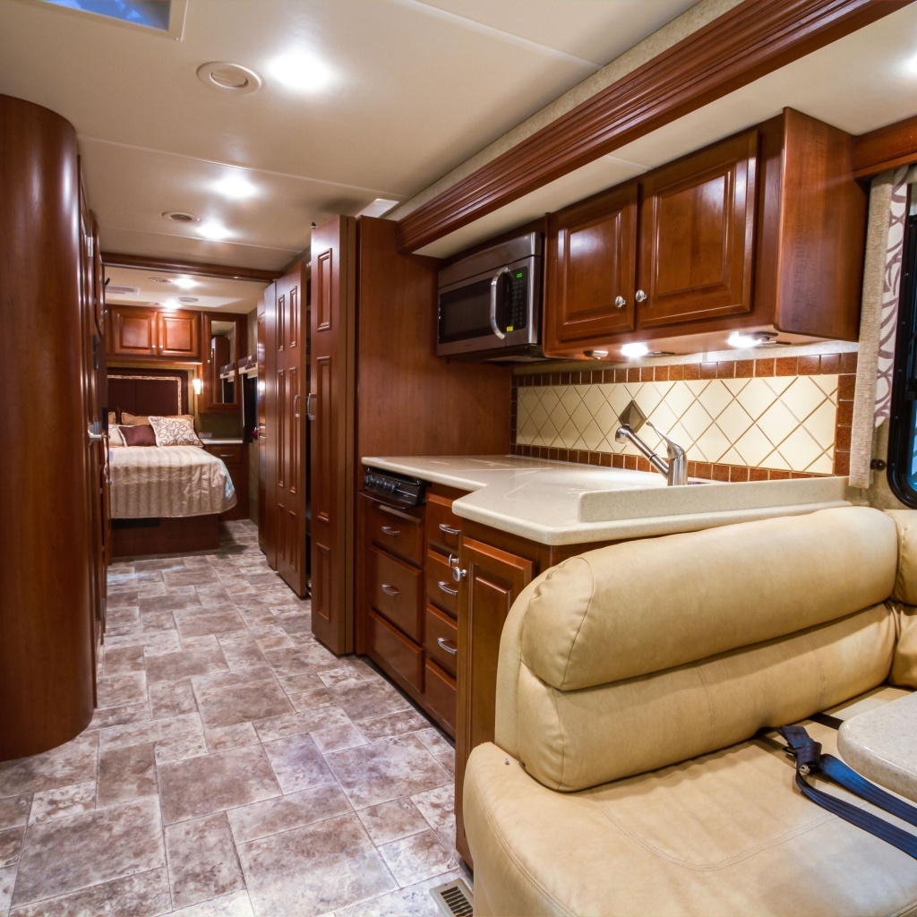 Дом на колесах с красивой деревянной мебелью