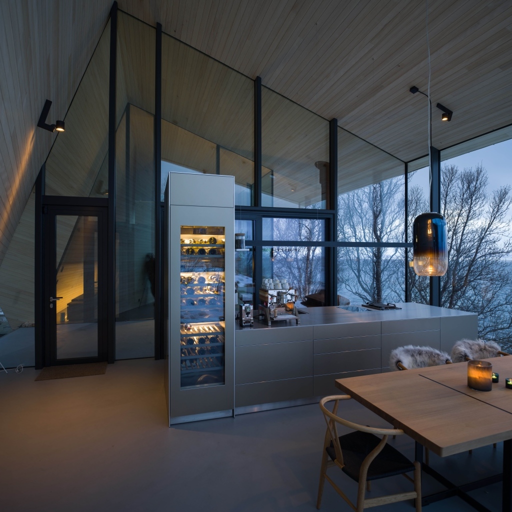 Современная кухня с красивым видом на море