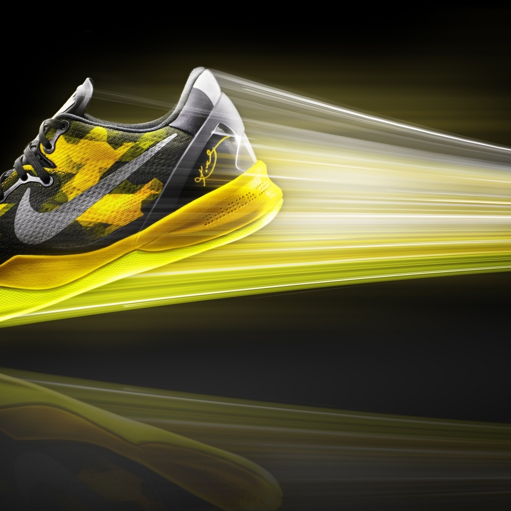 Кроссовок на скорости на черном фоне