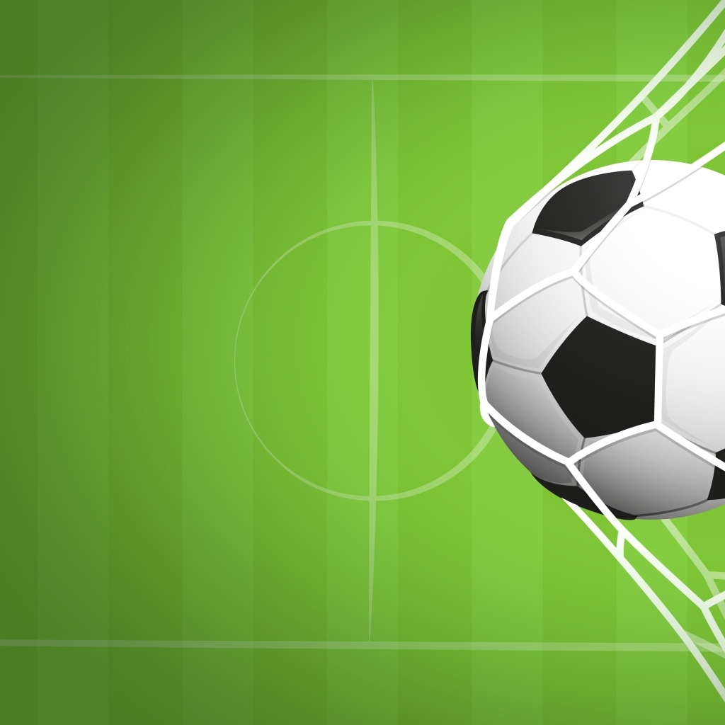 Футбольный мяч в воротах на фоне поля