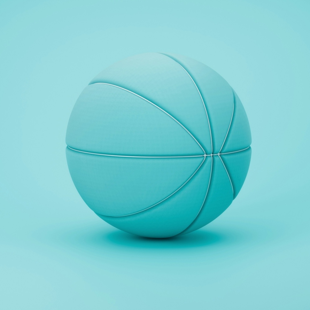 Спортивный мяч на голубом фоне