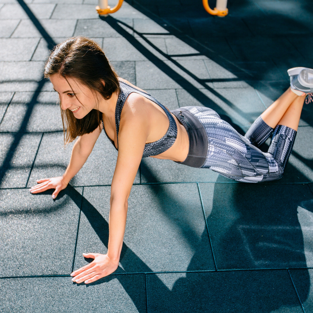 Спортивная девушка делает упражнения в спортзале