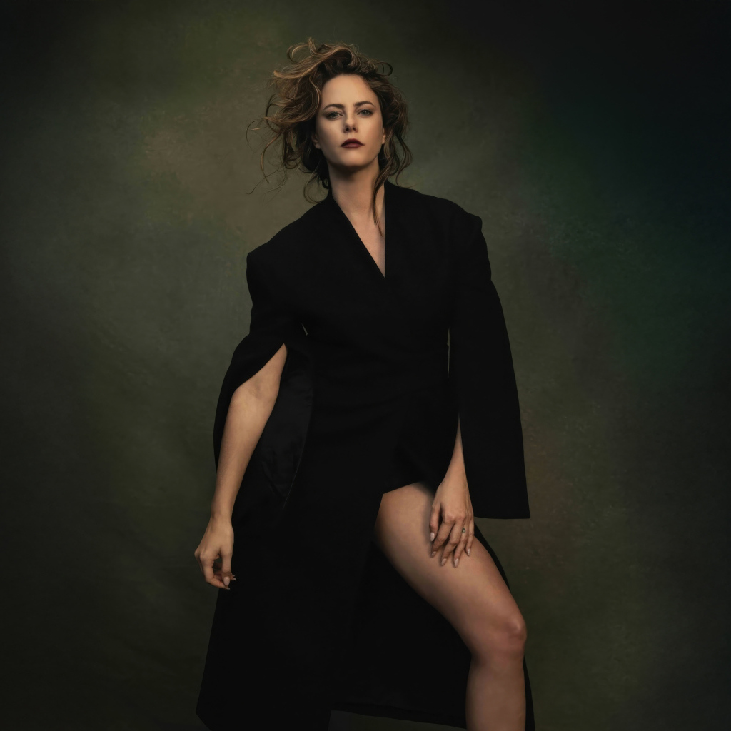 Эффектная актриса Кая Скоделарио в черном наряде