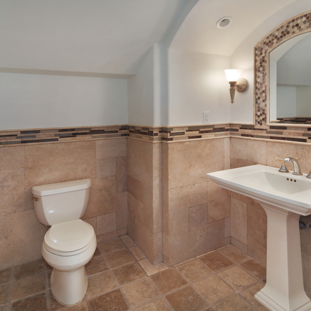 Туалет с зеркалом и раковиной