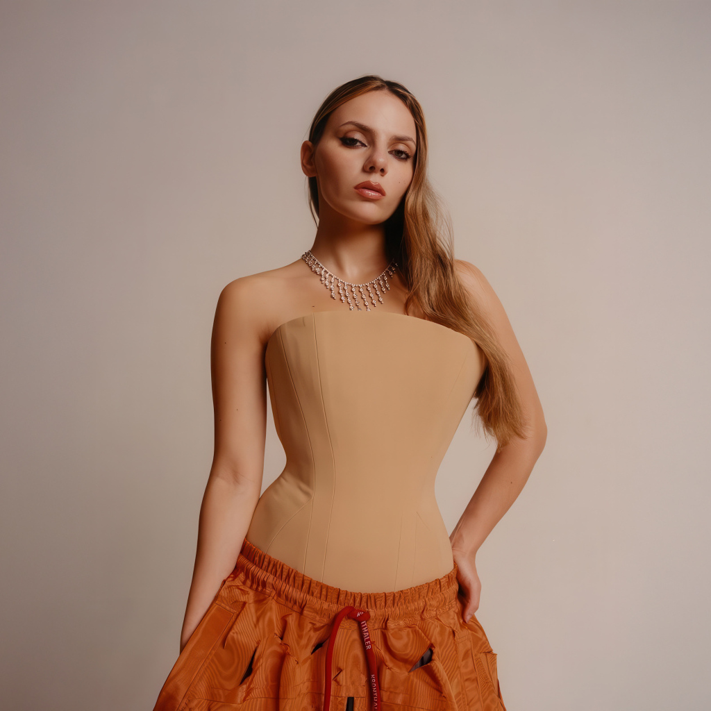 Молодая актриса Дафни Кин на сером фоне