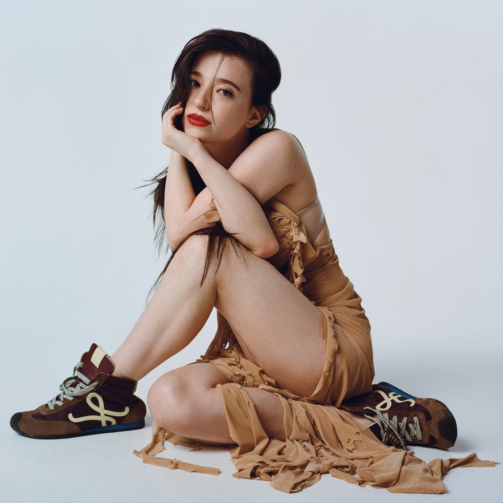 Молодая актриса Майки Мэдисон на сером фоне