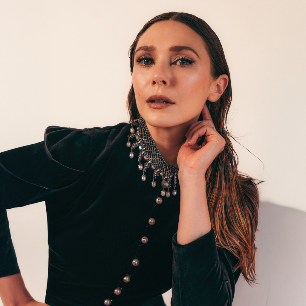 Молодая популярная актриса Элизабет Олсен в красивом наряде