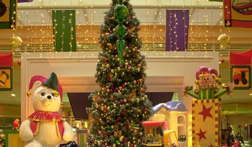 Игрушки под ёлкой