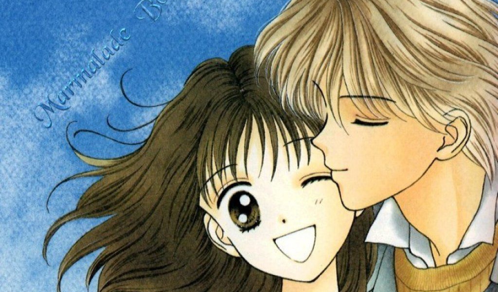 Парень целует девушку