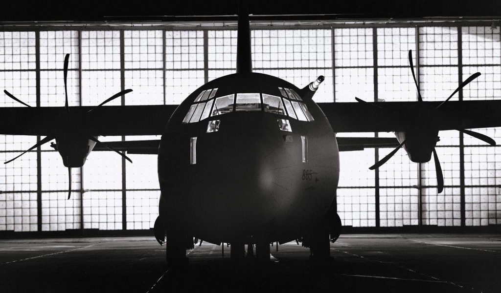 Самолет в ангаре