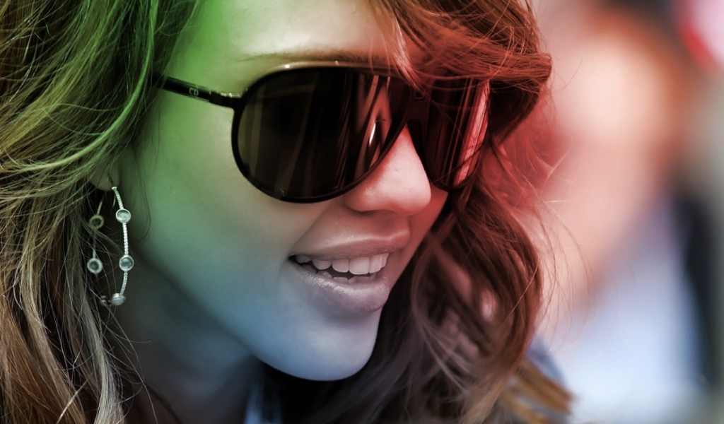 Девушка в солнечных очках