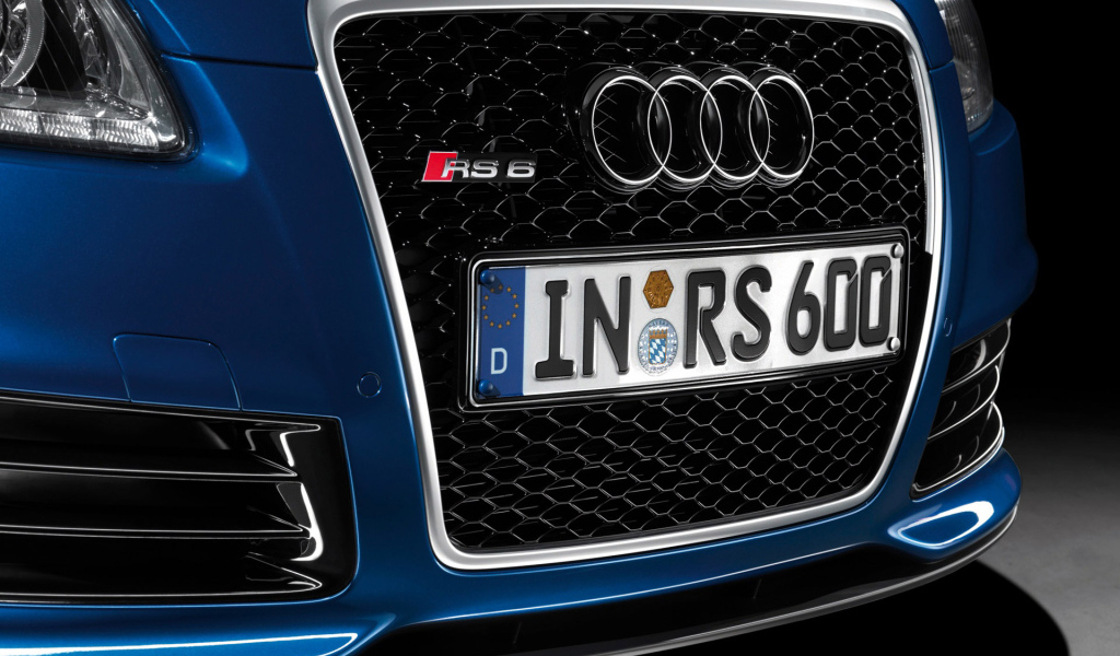 Автомобиль Audi A4 вид спереди